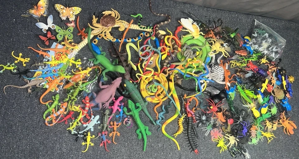 HUGE 5Lb+ Collection 256 Bug Toys Fake Plastic/Rubber Creepy Crawly Insects - Image 3 of 4