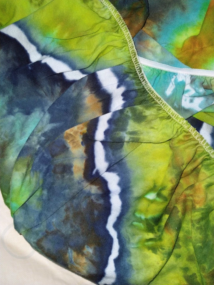 Sábana bajera ajustada de jersey de algodón verde, azul y marrón Geode Tie Dye {52 pulgadas X 28 pulgadas} Foto 2 de 3