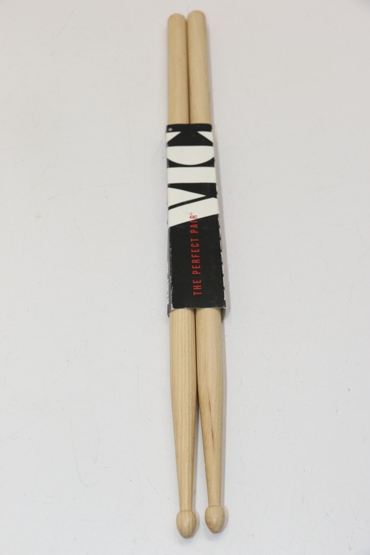 Vic Firth American Classic 2B drumsticks