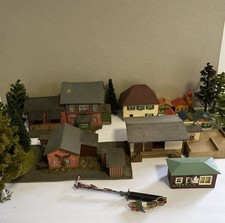 Konvolut  Modelleisenbahn Zubehör H0 Sammlerstück Häuser-Holz/Pappe, Bäume...