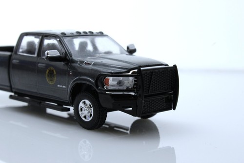 2020 Dodge Ram 2500, Yellowstone, Montana Livestock Truck 1:64 Diecast Model - Picture 10 of 11