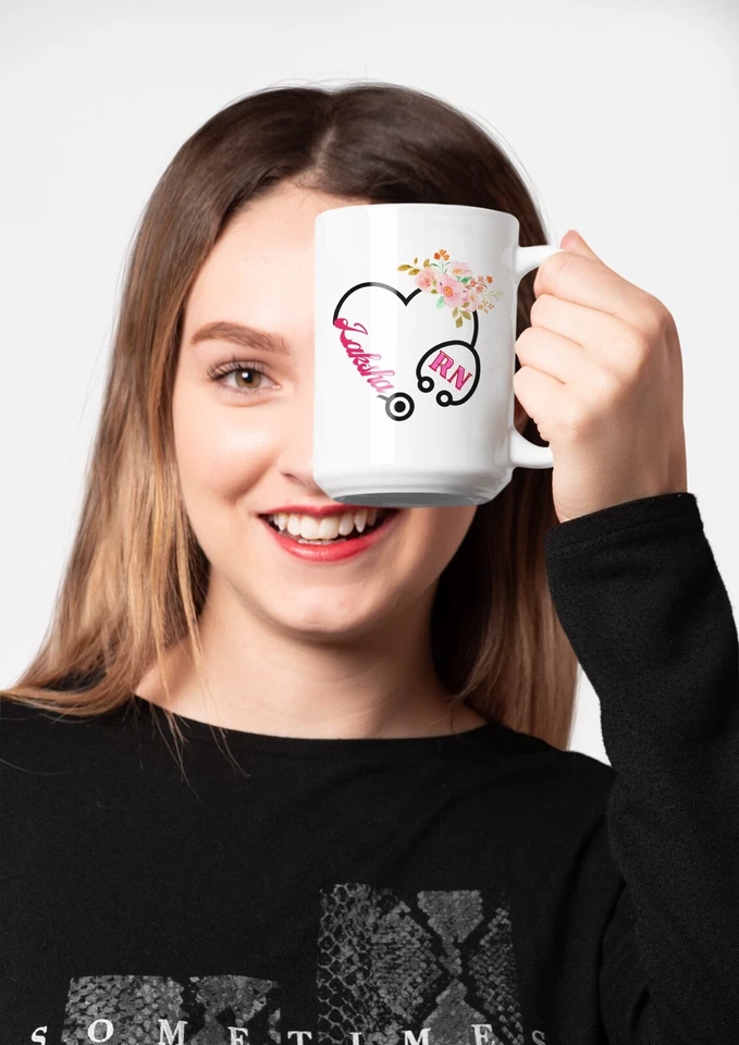 ¡Regalo perfecto para una enfermera o estudiantes de enfermería! Taza de café personalizada RN Foto 2 de 4