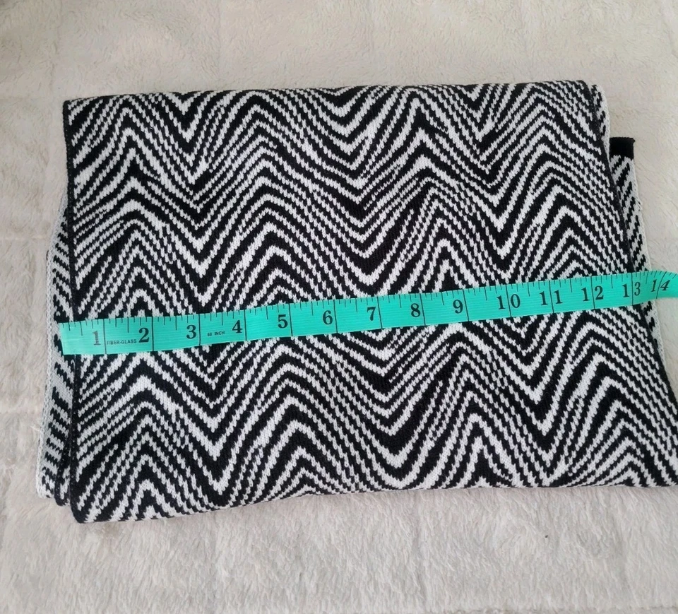 VERA BRADLEY Conjunto de Dos Piezas Para Mujer Tejido Bufanda Sombrero Patrón Geométrico Negro Blanco Foto 4 de 4