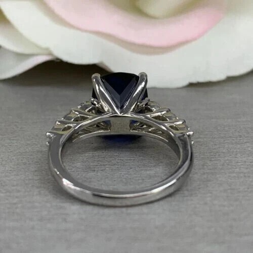 Alianza de oro blanco macizo de 14 quilates con zafiro natural y diamantes talla cojín de 4,34 quilates - Imagen 6 de 10