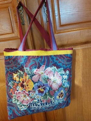 Tasche mit kleinem Punkt Handarbeit neuwertig