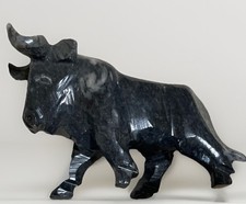 Escultura de toro de piedra de ónix tallada negra de carga imponente de colección torero