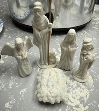 Vintage Byron 70’s Nativity Manger Set 5 Pieces White Iridescent Blue Tint