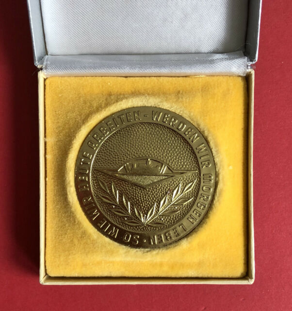 DDR Medaille im Original Etui Automobilwerk EISENACH in Gold ( M1438