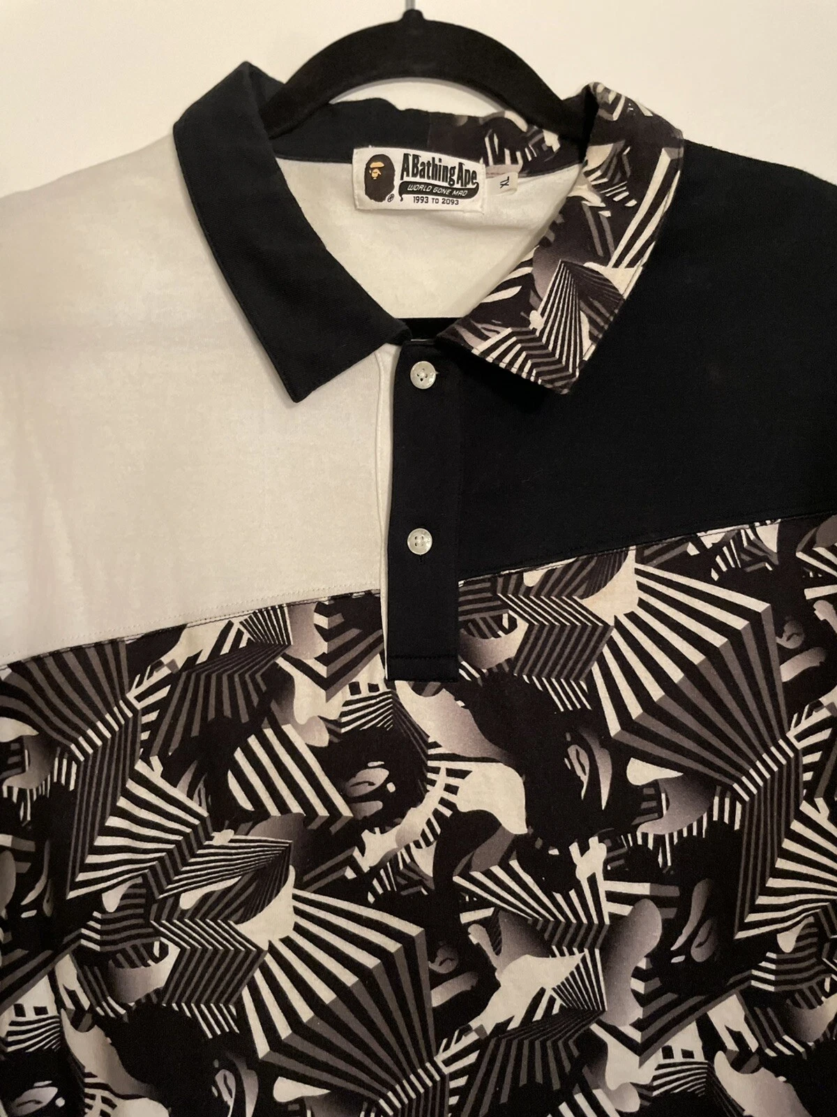 A BATHING APE (BAPE) Camicia Bape XL bianca e nera camicia con colletto una scimmia da bagno colletto scimmia astratta