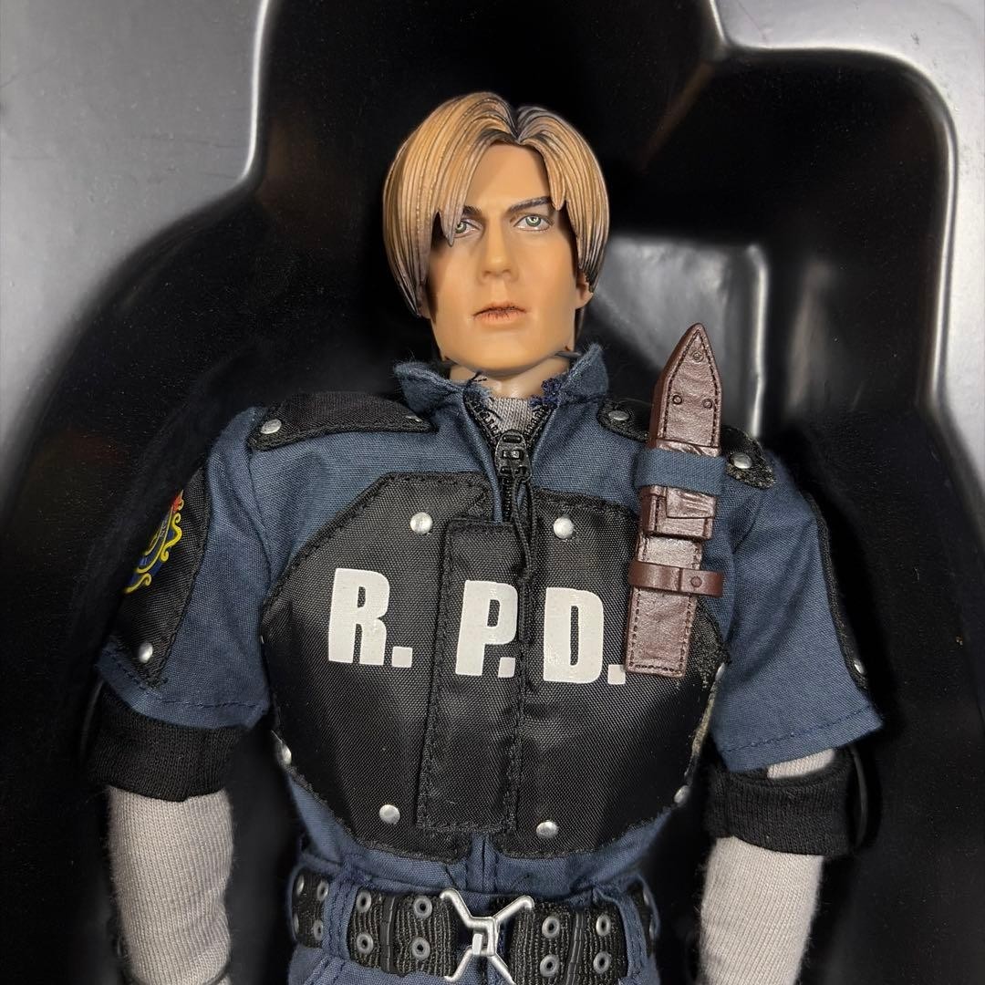 Hot Toys Biohazard Resident Evil 4 Leon S. Kennedy R.P.D. Ver