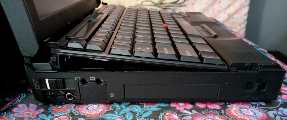 IBM ThinkPad 760EL - Encendido, Kit Original Completo con Estuche y Documentos - Portátil Retro Foto 4 de 4