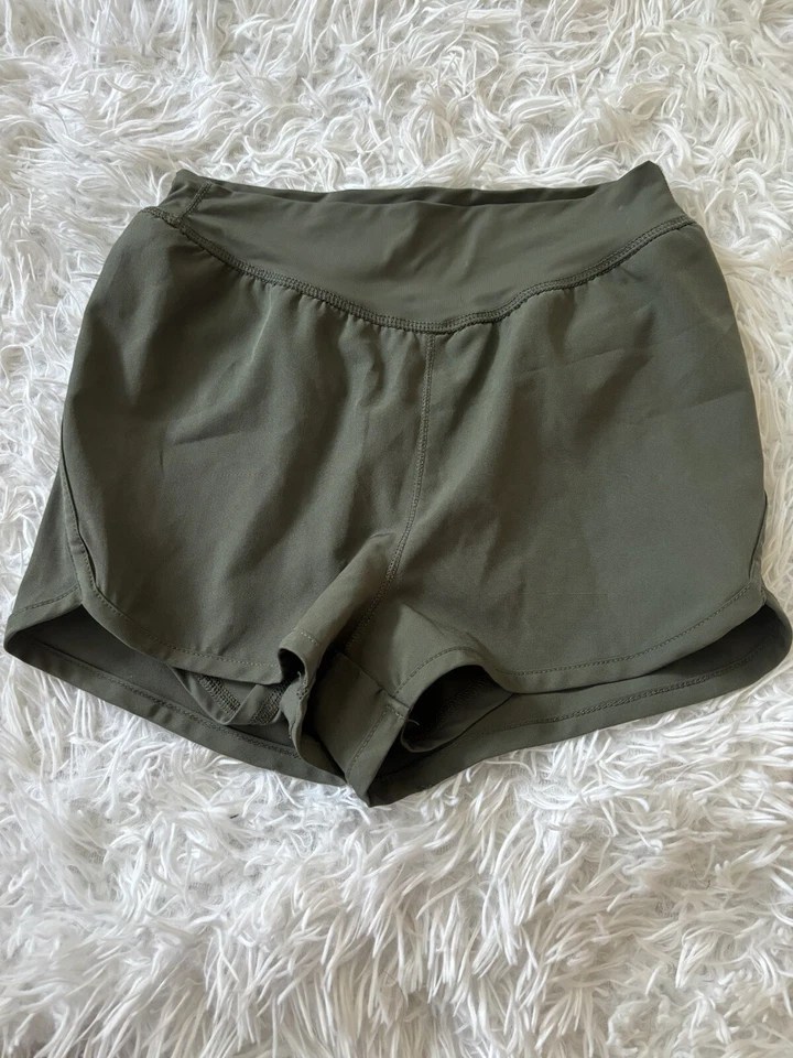 GB 女孩尺寸 6x橄榄绿色/灰色运动短裤。 Exc. 条件,Grt。 质量 — 第 2/4 张图片