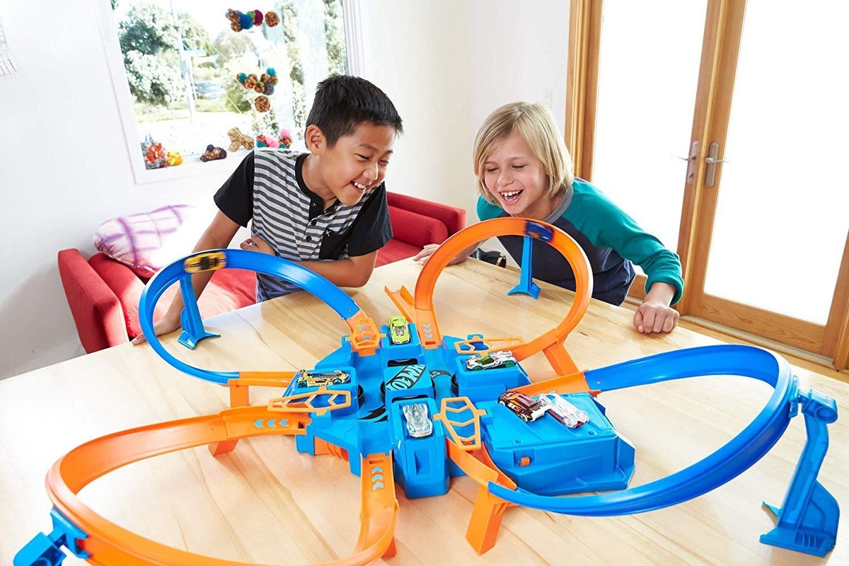 Hot Wheels Track with Boosters Figure 8 Crashing Kit Hot Wheels Track with Boosters Figure 8 Crashing Kit