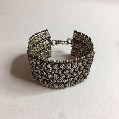 Silberfarbenes breites Armreif Herz Armband mit Hakenverschluss