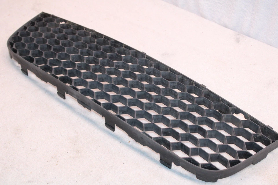 Volkswagen Jetta GLI GTI 2006-2009 parrilla central inferior panal OEM 1K0853677B Foto 2 de 4