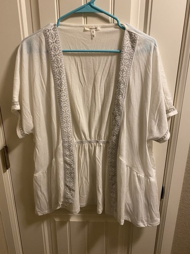 Maurices Top XL Cardigan Cover Up Short Sleeve White Silver Embroidery Open