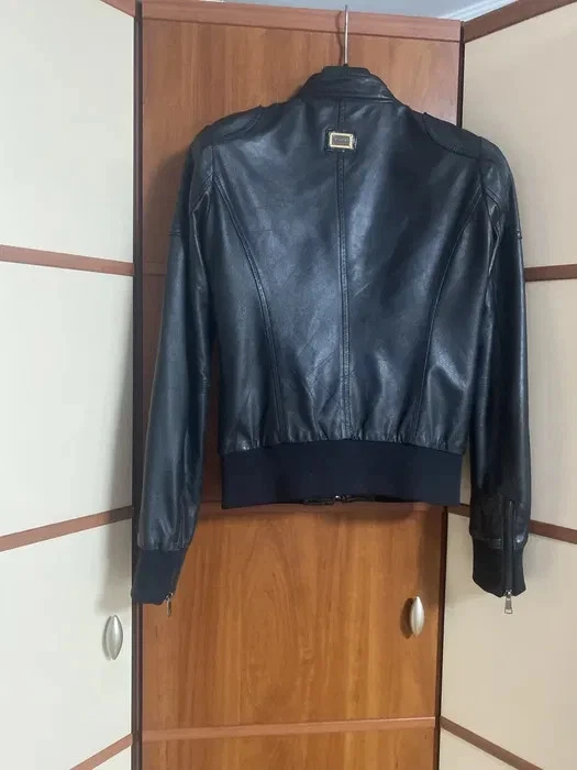 Chaqueta bomber Dolce & Gabbana para mujer de cuero negra IT 38 forro rojo Foto 3 de 4