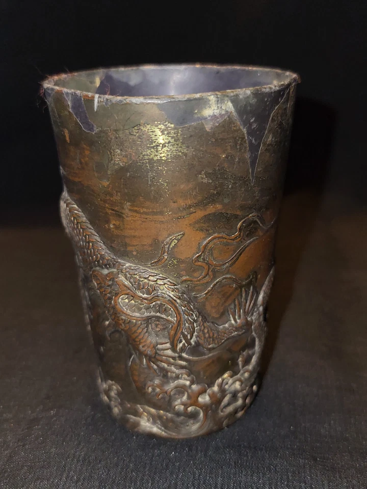 ANTIGUO MATERIAL TIBETANO PUTER ZINK DRAGÓN SOBRE VIDRIO RELIEVE COLECCIONABLE RARO Foto 4 de 4