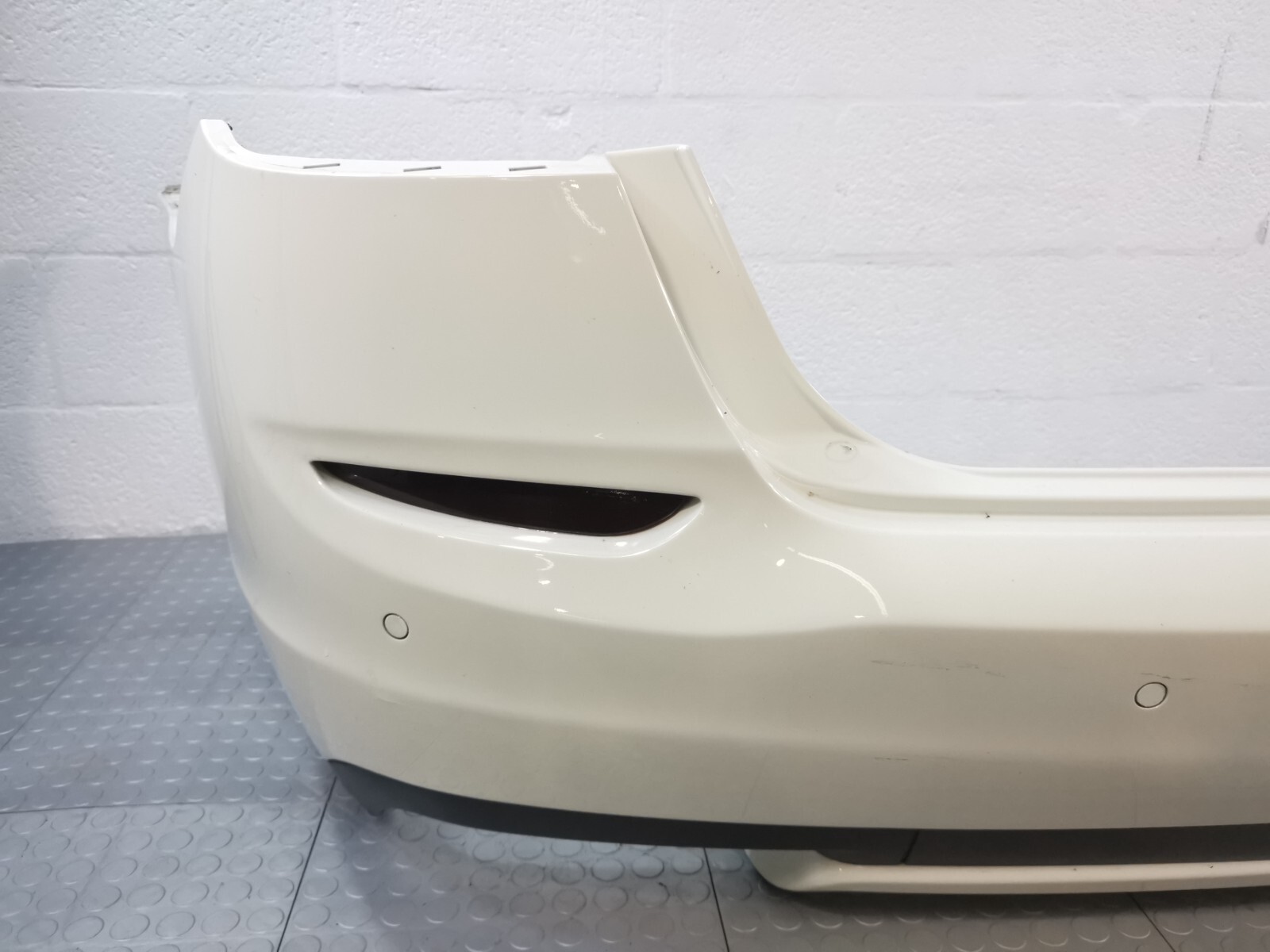 13- Maserati Ghibli S Q4 REAR BUMPER ASSEMBLY WHITE P6700285960 BIANCO