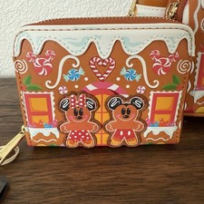 Cartera Loungefly Disney Mickey & Minnie Gingerbread House exclusiva con cremallera alrededor