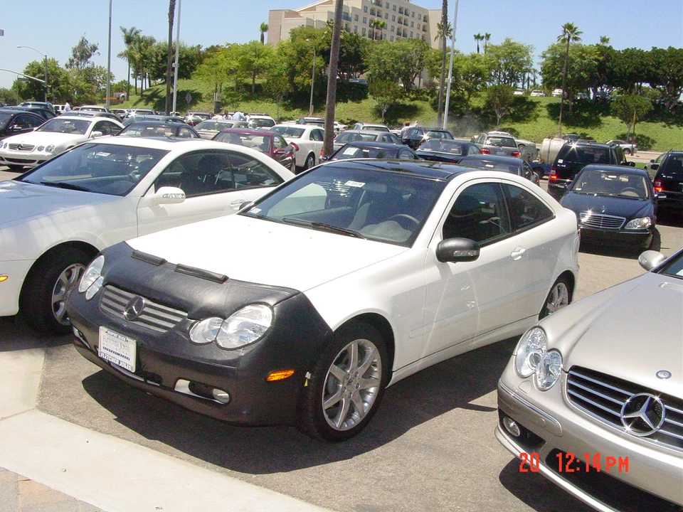 Sujetador con máscara frontal Colgan 2 piezas. Se adapta a Mercedes-Benz C230 cupé 02-2004 con placa de licencia Foto 2 de 2