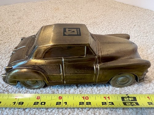 Vintage Banthrico cast metal 1946 Chrysler Town & Country coin bank car. - Picture 3 of 6
