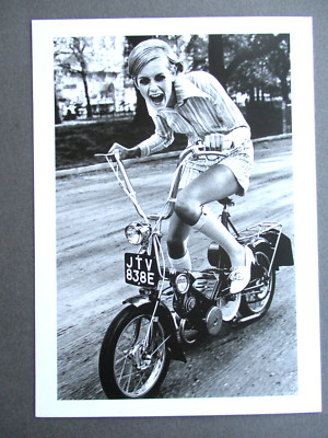 Postcard TWIGGY 1967 Vogue 100 Ronald Traeger Photo National Portrait Gallery