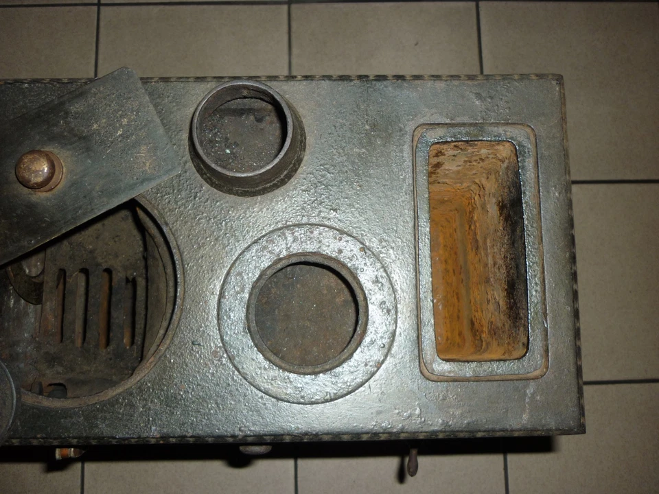 Cuisinière ancienne en fonte miniature godin / guise jouets ancien en l'état - Photo 3/4