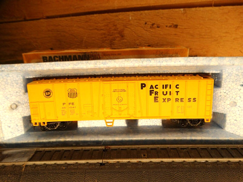 Frigorífico mecánico de acero Bachmann HO 42' escala Pacific Fruit Express 45104 nuevo de stock | Zustand: Used