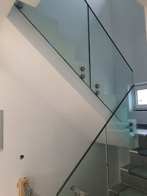 Treppengeländer seitlich Pauli + Sohn Punkthalter mit VSG ESG Glas Geländer