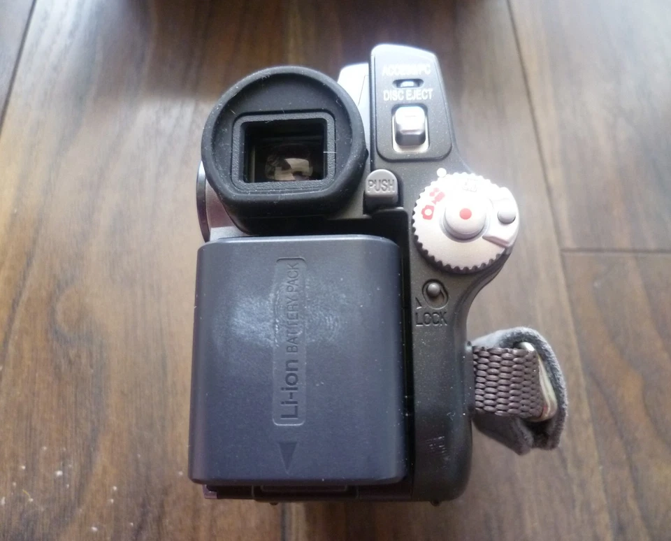 New Hitachi DVD video Camera/Recorder DZ-GX5100SW with Box, Accessories and Disc - Image 4 of 4