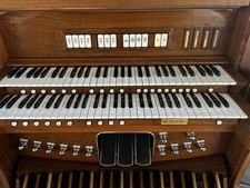 Rodgers Organ w/ 32-Note Concave Pedalboard, External Speaker,  Bench 