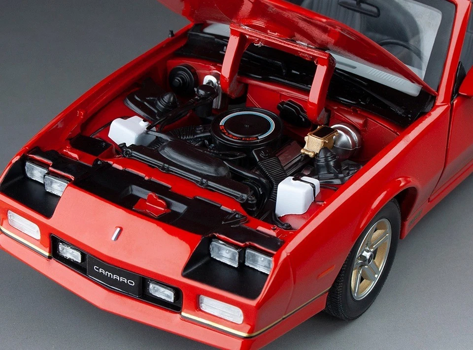 Chevrolet Camaro IROC Z 1985 em escala 1:18 em vermelho com rodas douradas por Sun Star - Imagem 3 de 4