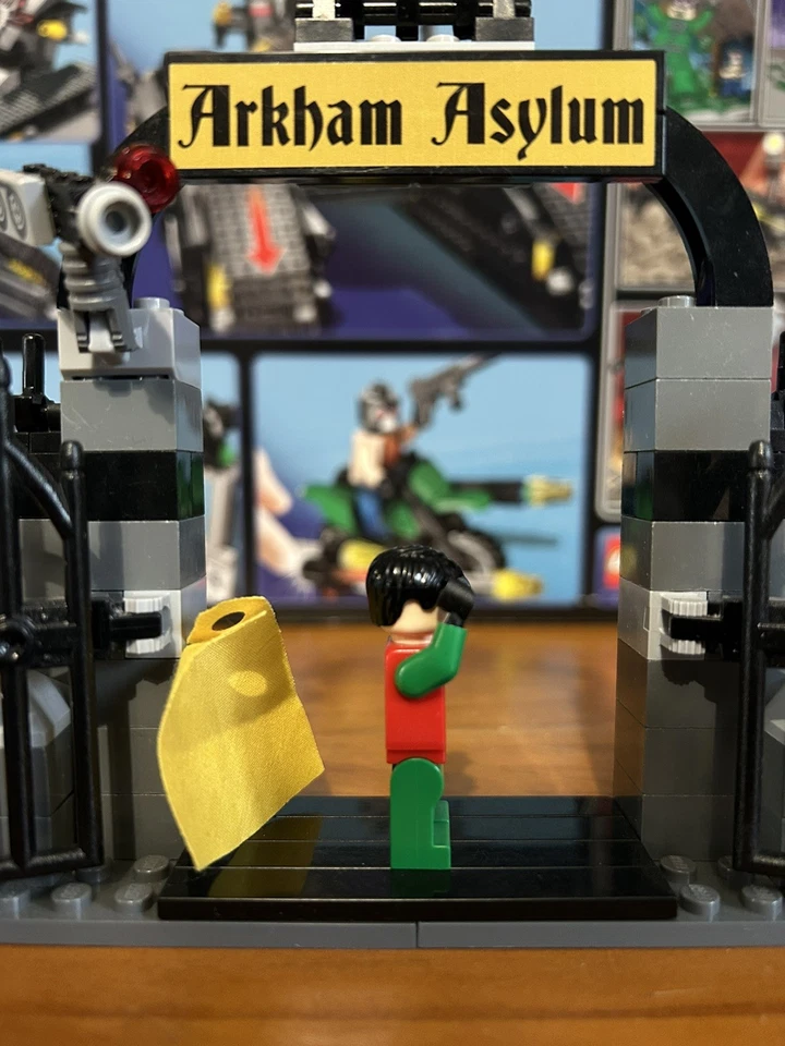 Lego Batman 7885 Robin figure from set Scuba Jet: Attack of The Penguin. 2008 - Image 4 of 4