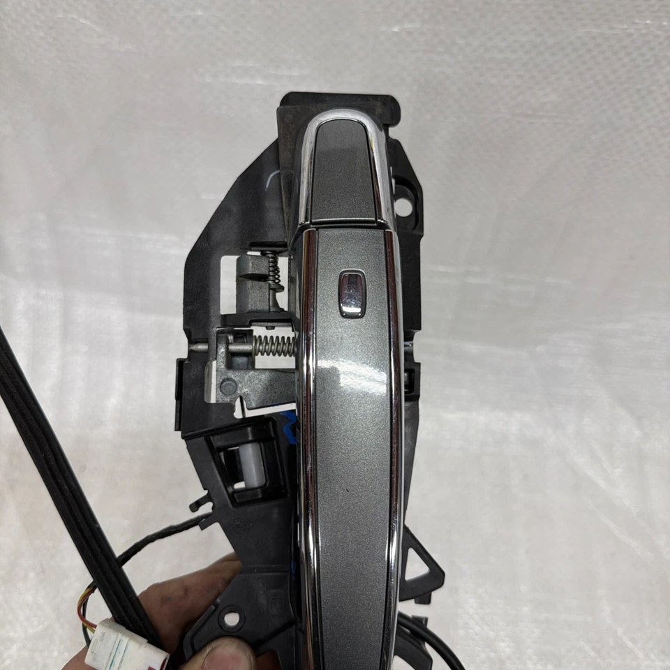 Chevrolet Volt 2016 lado derecho del pasajero manija de la puerta delantera gris Foto 3 de 4