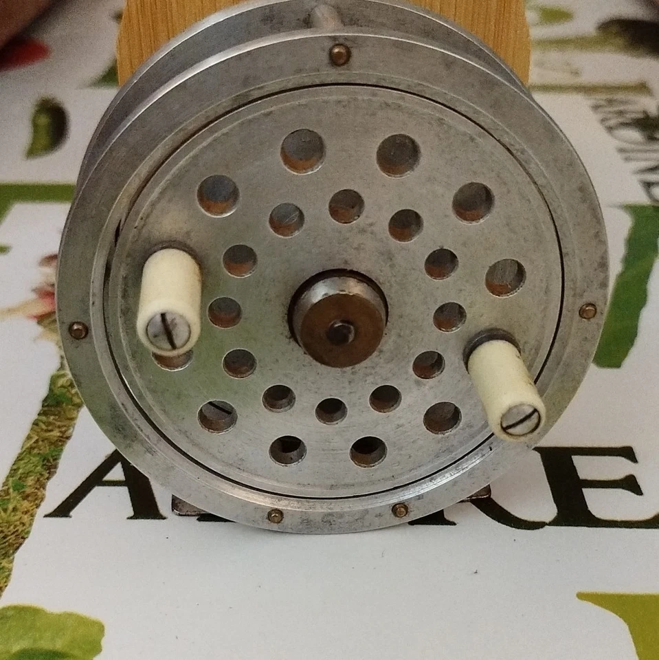 L.P. Moulinet de pêche à la mouche argenté métal gravé « L.P MOUCHE » - Photo 2/4