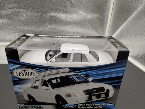 Testors 1:24 scale 2007 Ford Crown Victoria Police Interceptor Metal Model Kit - Picture 2 of 9