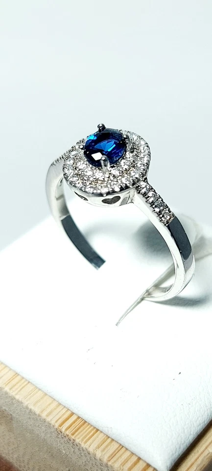 Anello argento 925 donna elegante rodiato zircone blu zaffiro pavé laterale - Immagine 3 di 4