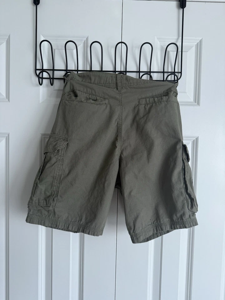 Pantalones cortos cargo Boohoo Hombre Pequeño Oliva Foto 3 de 3