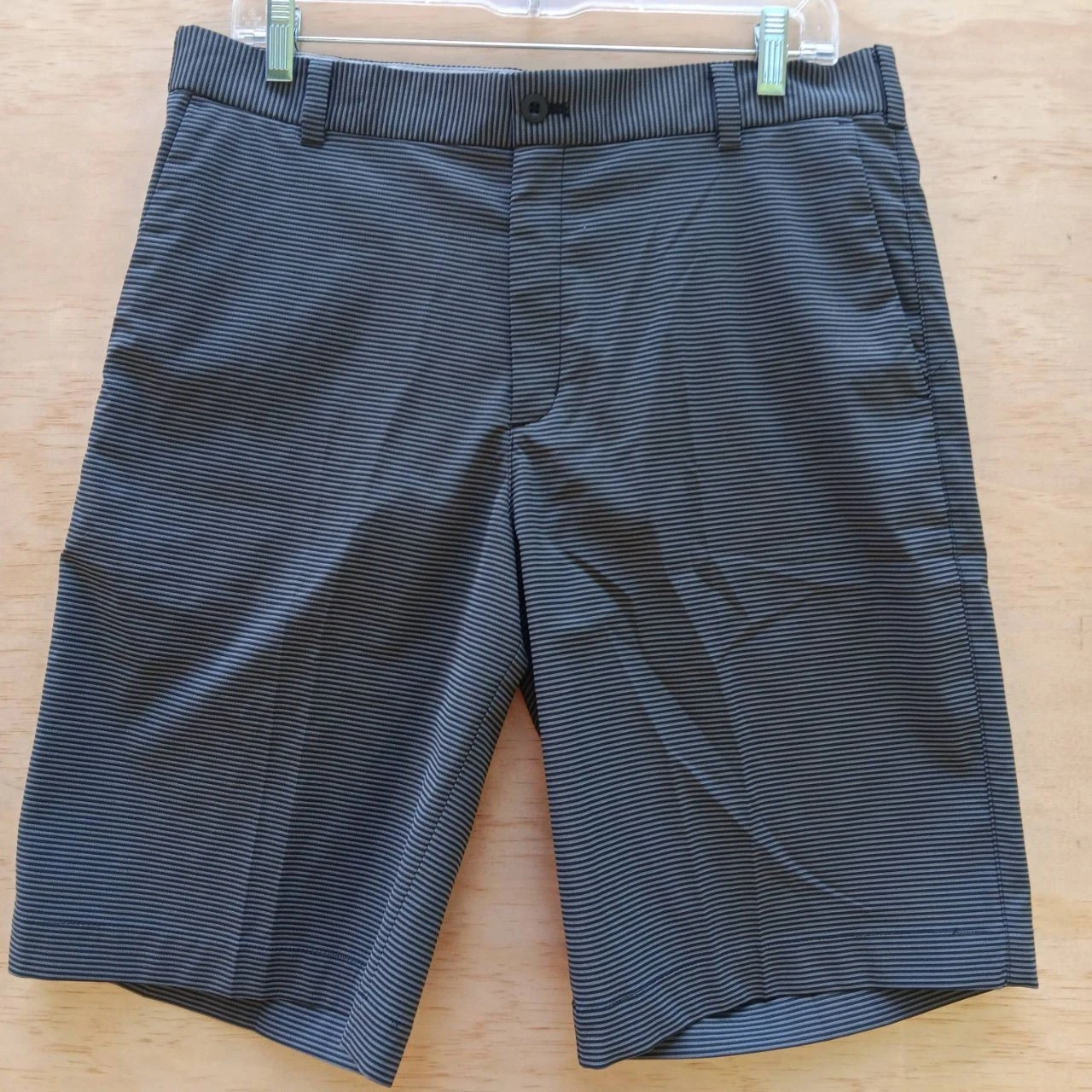 NWOT NikeGolf Performance Dri Fit Mens Grey and black Striped- Size 32 -Medium