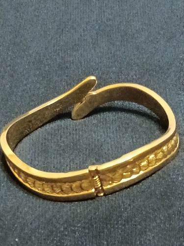 Monet Gold tone hinged bangle bracelet seashell designs - Picture 4 of 6