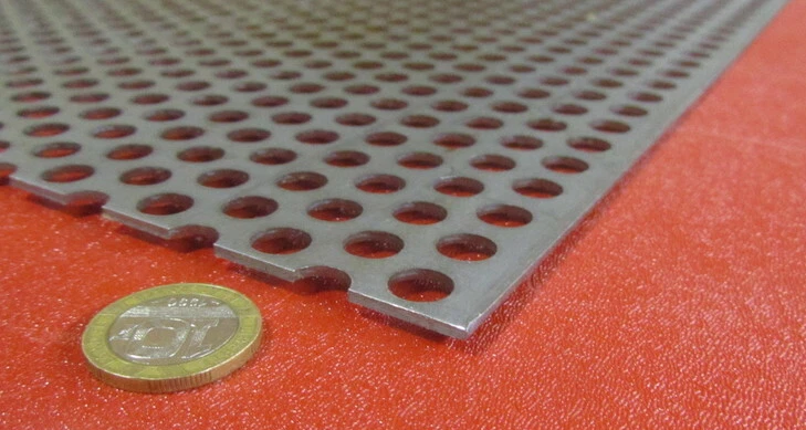 Hoja de acero escalonada perforada de 0,075" de espesor x 24" x 24", diámetro de agujero de 0,375" Foto 3 de 4