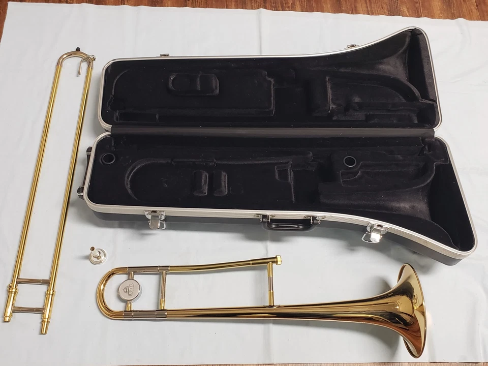 Trombón tenor Jupiter CEB-630 edición Capitol con estuche - casi como nuevo Foto 2 de 4