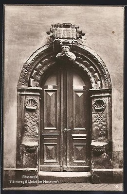 Ansichtskarte Pössneck, Haus Steinweg 8 / Museum, Geschnitztes Portal 