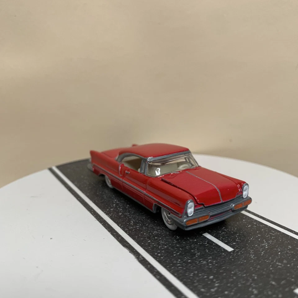 СДЕЛАННЫЙ НА ЗАКАЗ Johnny Lightning 1957 Lincoln Premiere 2-дверный хардтоп красный заниженный 1:64  - Изображение 3 из 4