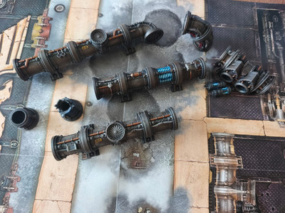 Warhammer 40k / Kill Team Gelände-Set: Plasmaleitungen bemalt + Spielfeld