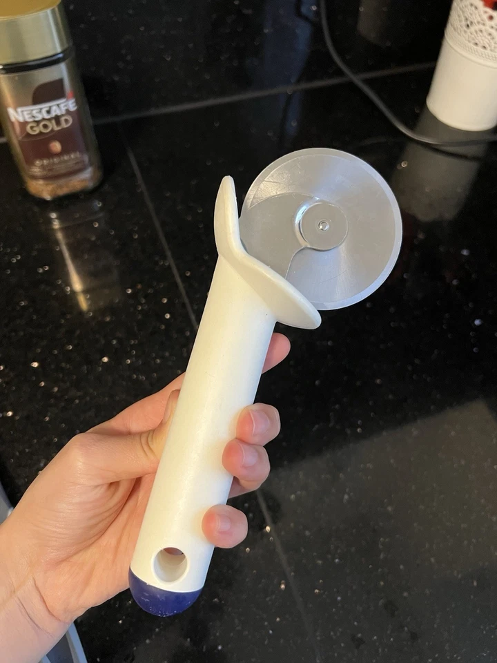 Tupperware Teigrad Pizzeria Pizzaroller Pizzaschneider Weiß/blau - Bild 2 von 4