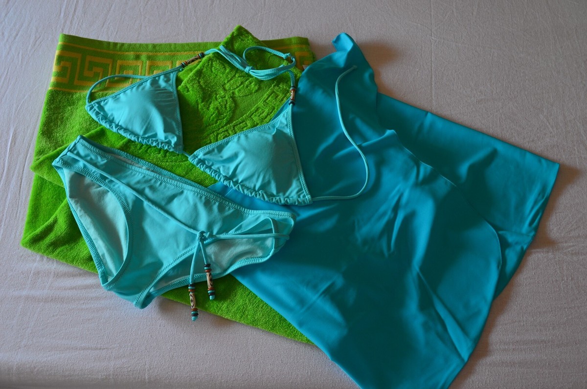 Set bikini, copricostume e telo mare