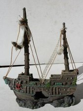 Fish Tank Aquarium Decoration Poly Resin Pirate Ship Hide Away Aquarium Figure 