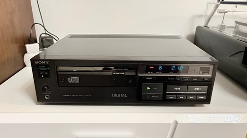 Sony CDP-101 Weltweit erstes Modell auf dem Markt.